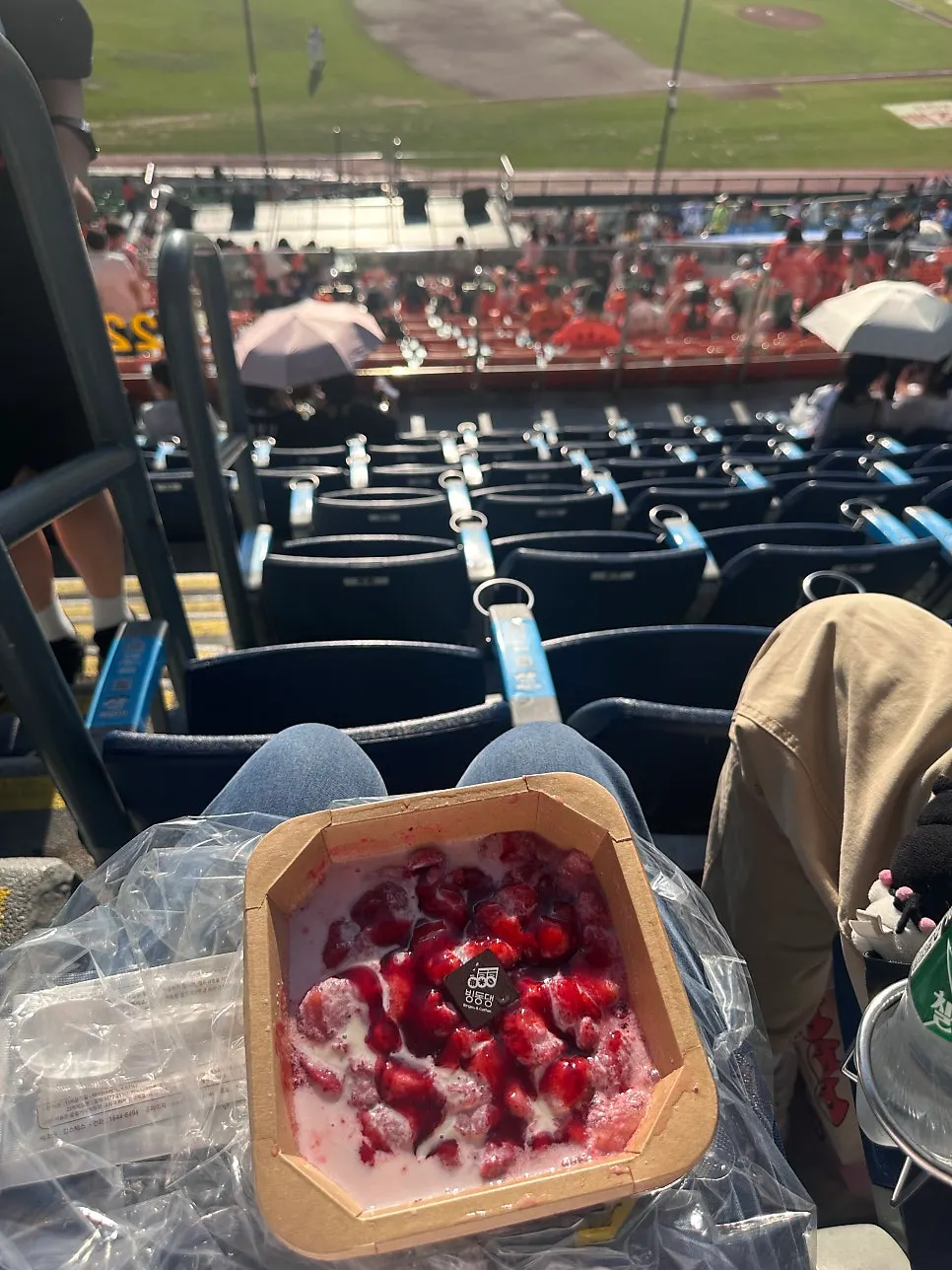 Jamsil Stadium food truck snacks spread out at the seat