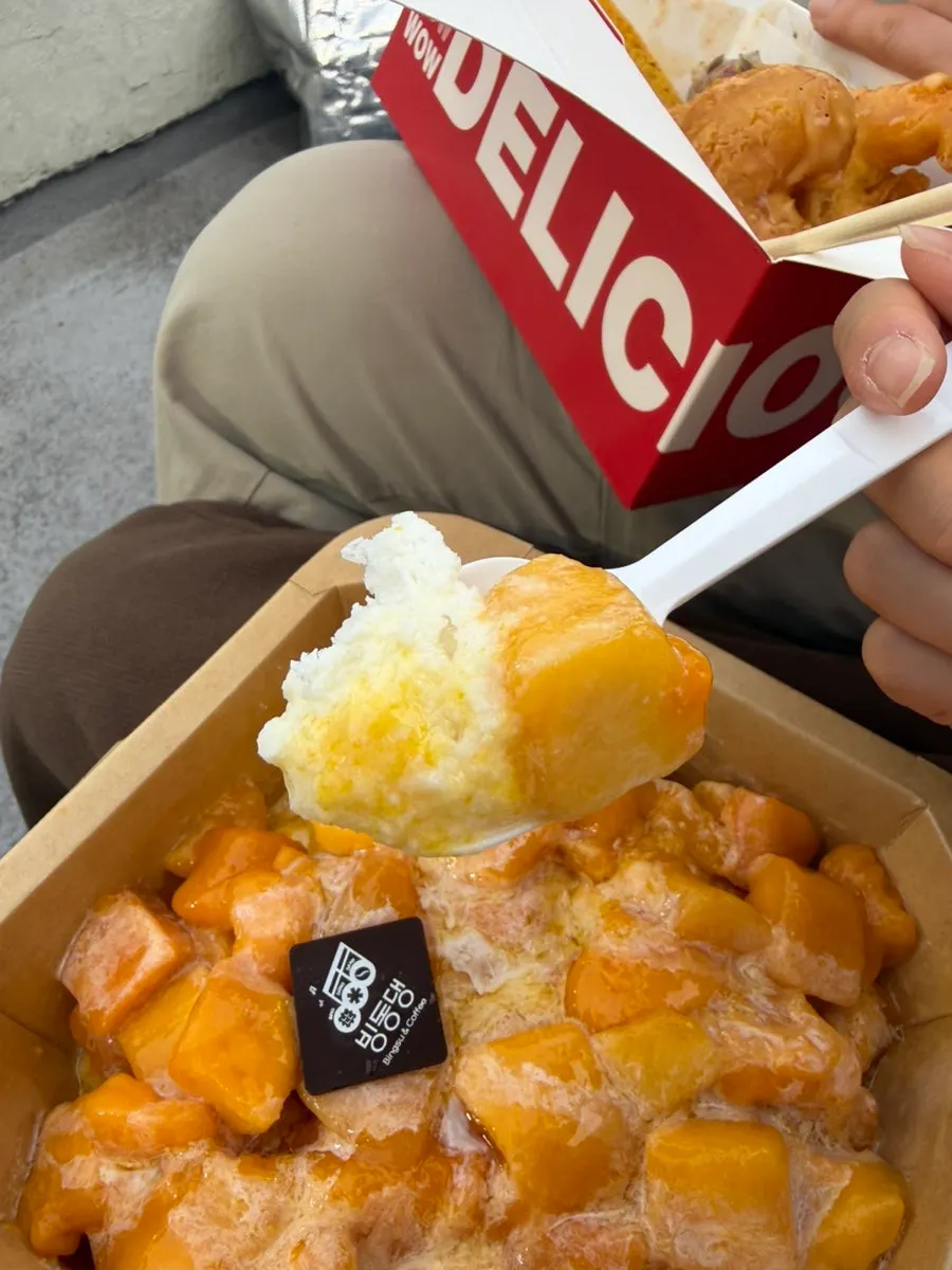 외야석에서 들고 있는 빙동댕 망고빙수