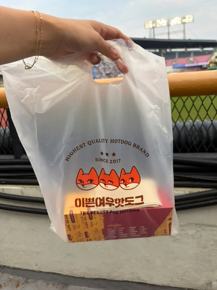 박스와 비닐로 포장된 이쁜여우핫도그