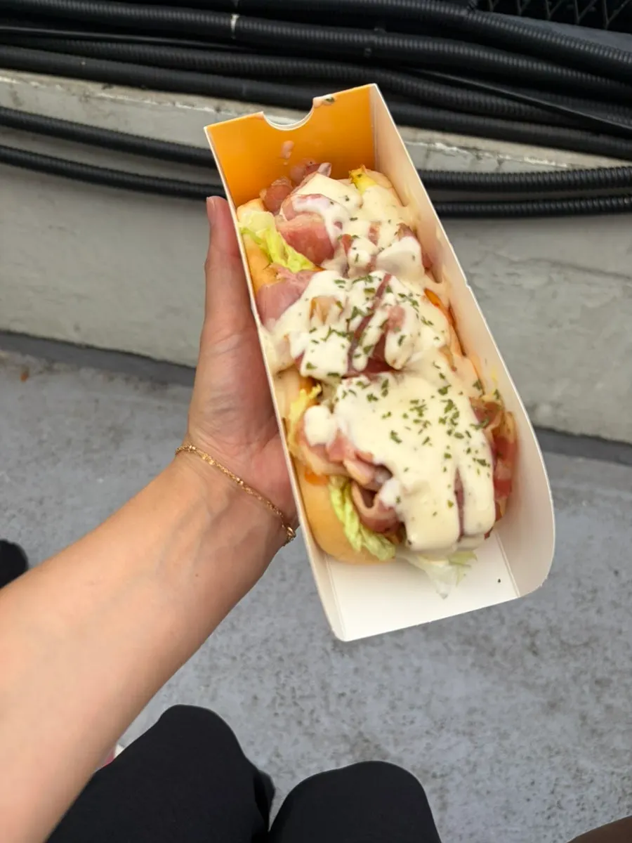 오픈형 박스에 담긴 베이컨 콘마요 핫도그