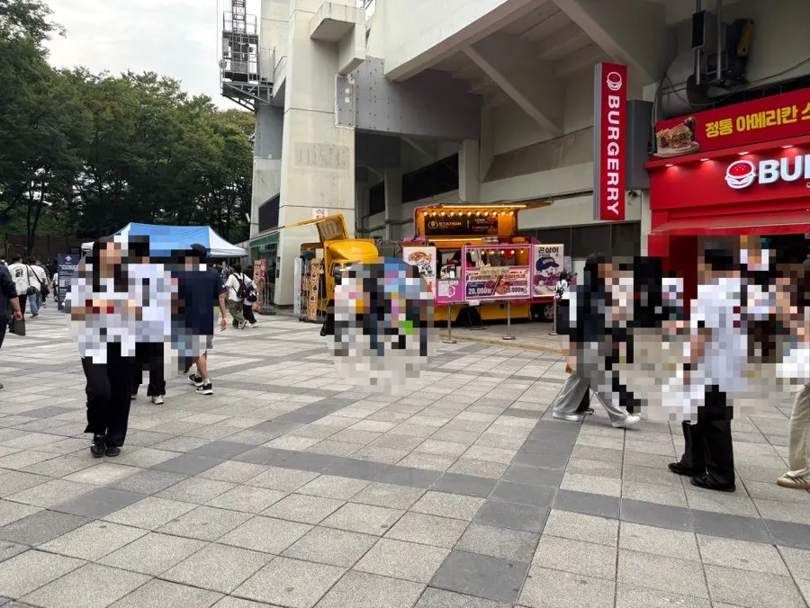 Food packed to take out from the Jamsil Stadium food trucks