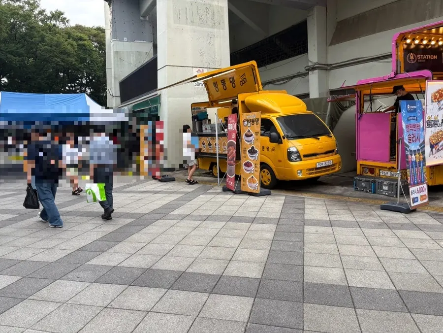 The food truck area next to the outfield ticket booth at Jamsil Stadium