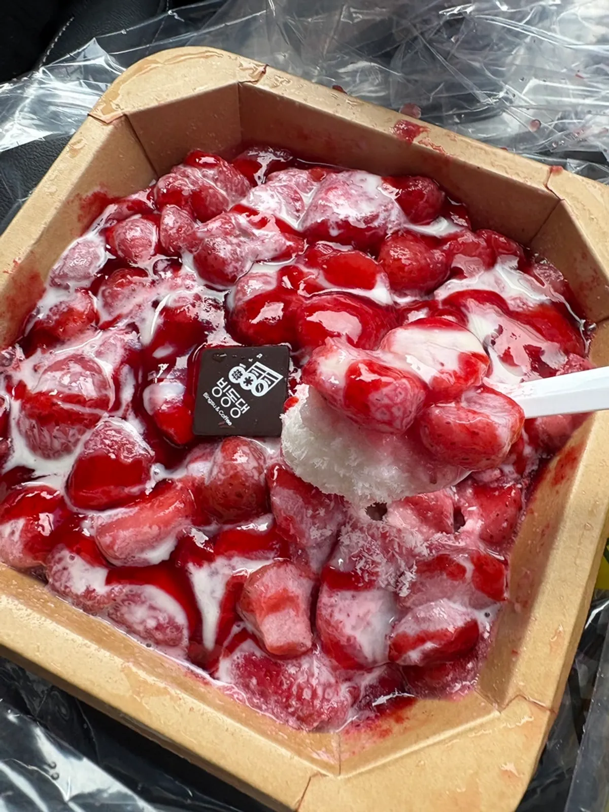 Strawberry bingsu with strawberries piled on milk ice