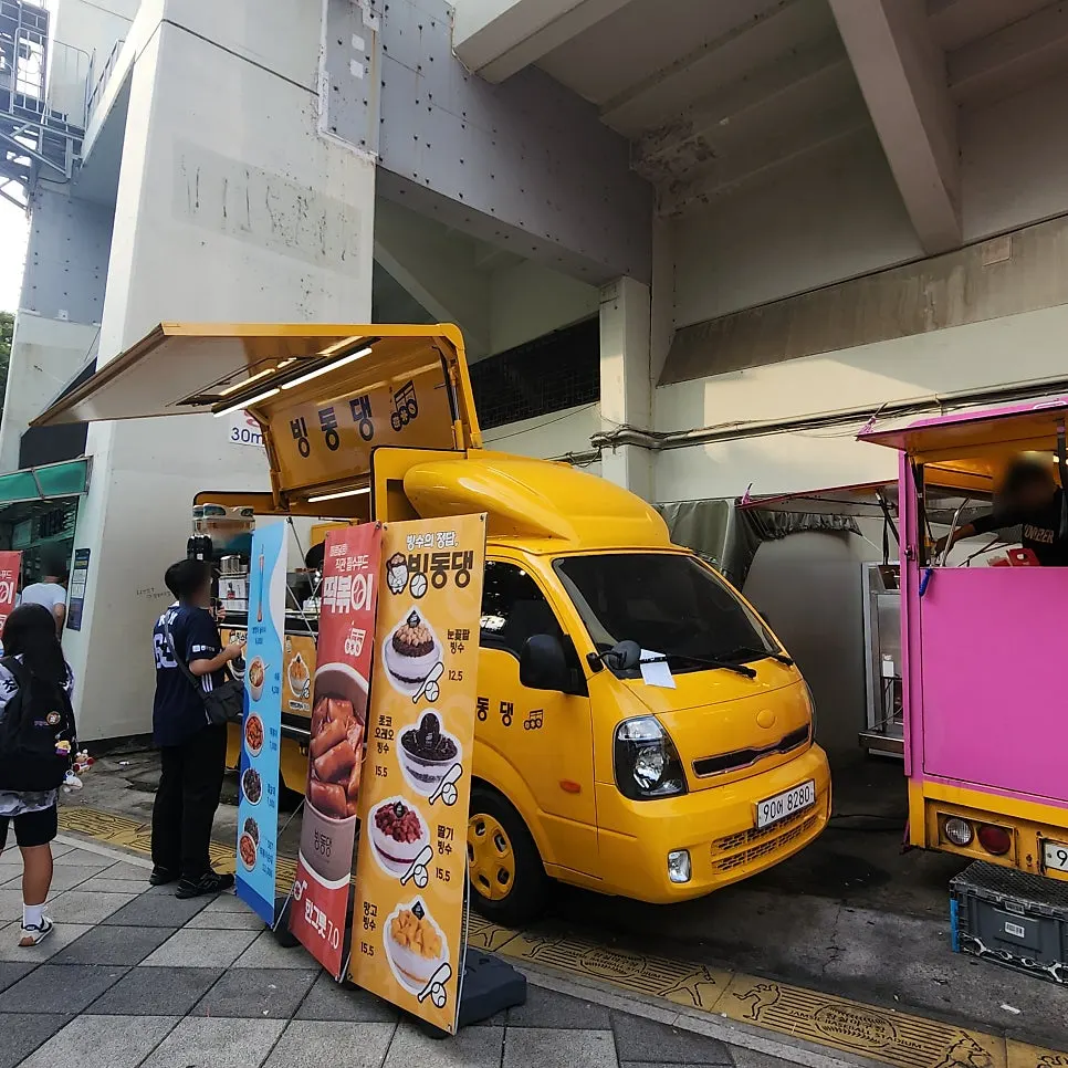 Exterior of the yellow Bingdongdaeng bingsu food truck