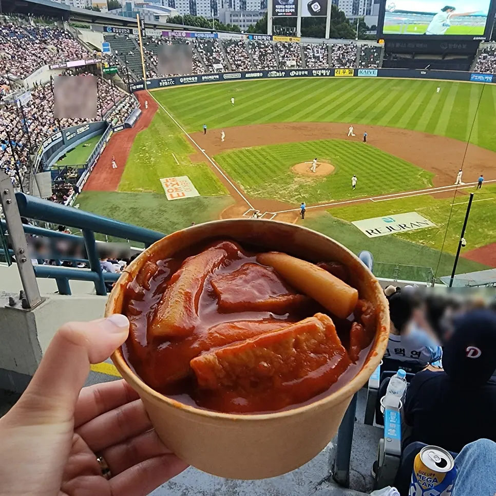 Spicy tteokbokki with wheat rice cakes and fish cakes