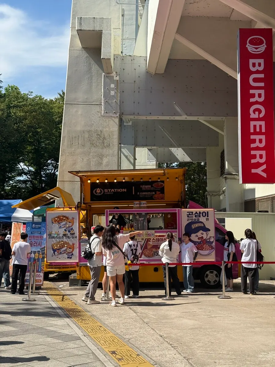 잠실야구장 외야 매표소 옆 푸드트럭 거리