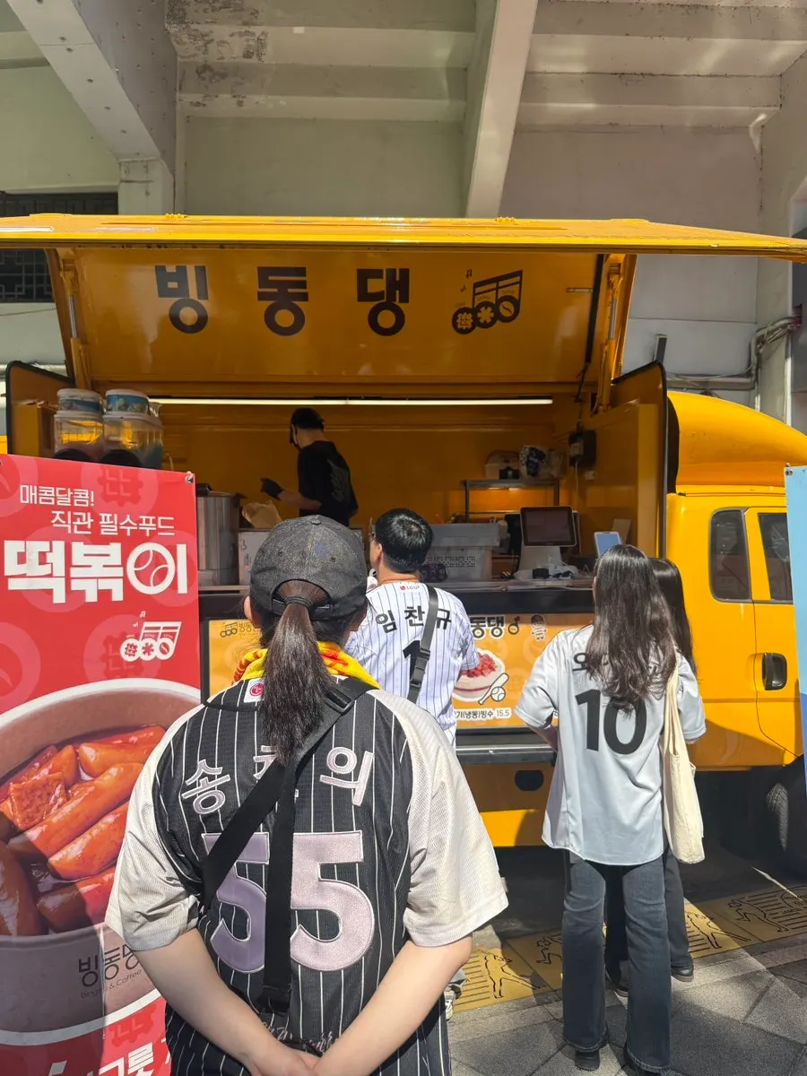 봉투에 담아 포장해준 핫도그