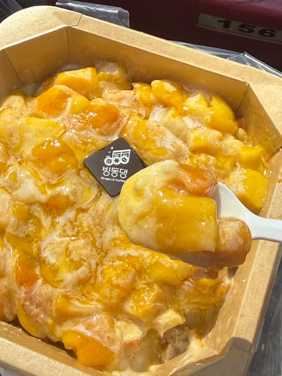 초콜릿 장식이 꽂힌 빙동댕 망고빙수