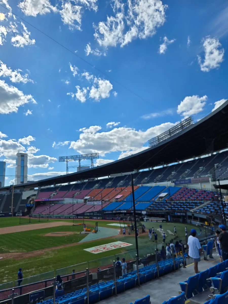 Clear sky before entering Jamsil Baseball Stadium