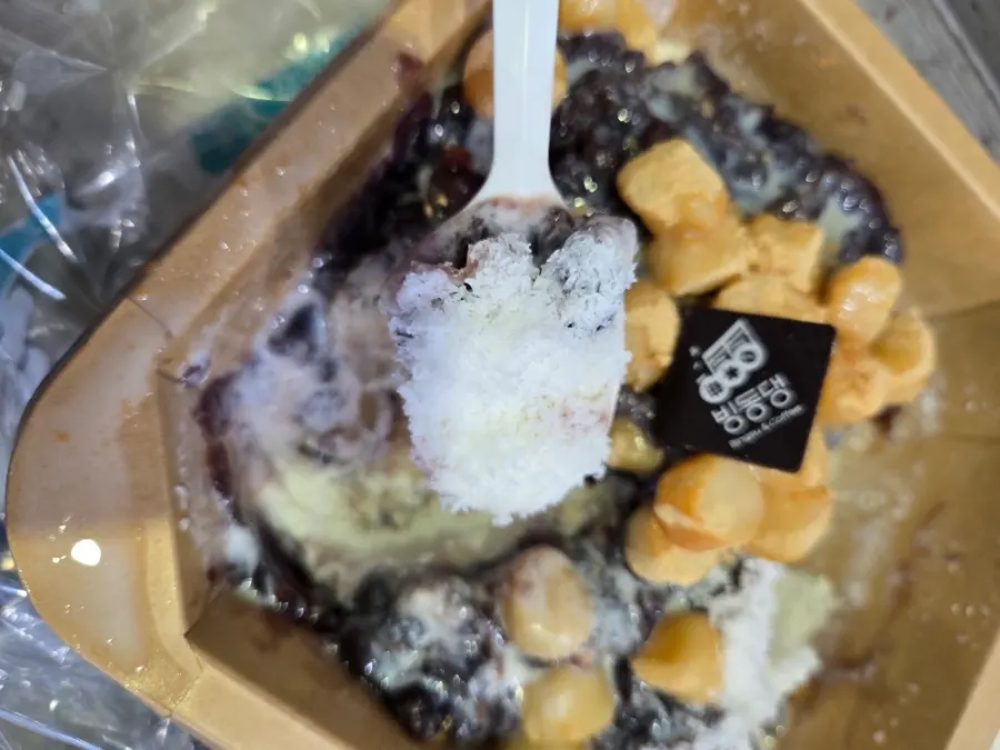 Eating the snow-flake patbingsu indoors