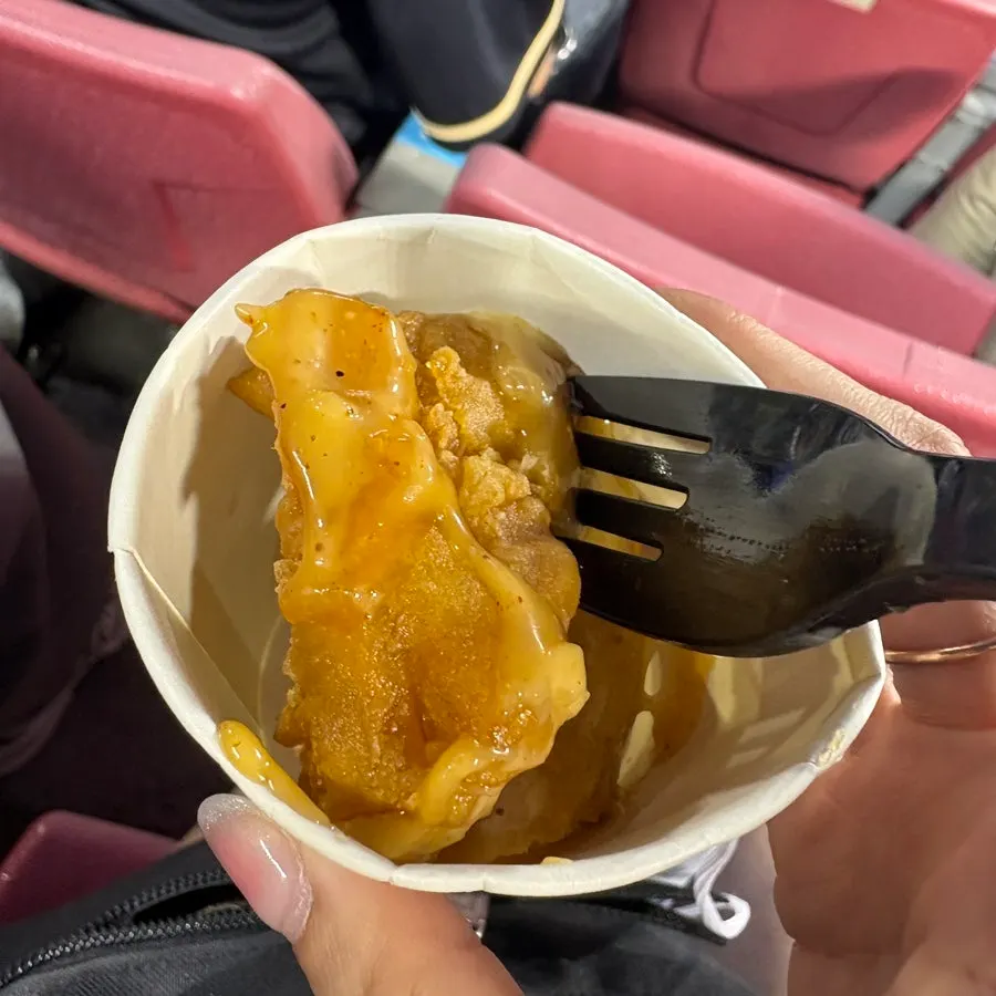 오동통한 크림새우 한 입 클로즈업