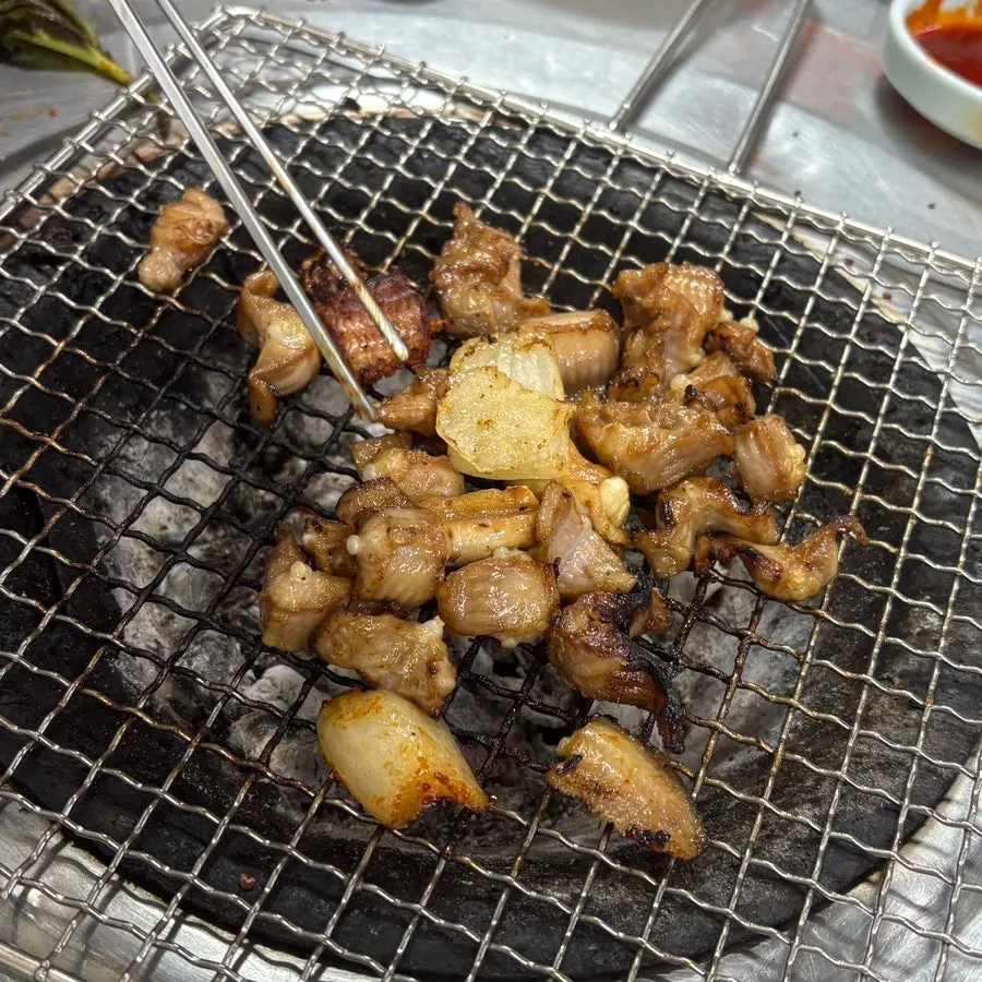 야간 조명 아래 잠실야구장 그라운드
