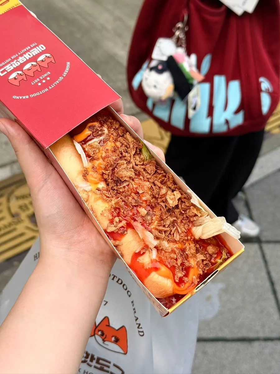 묵직한 크기의 칠리치즈핫도그
