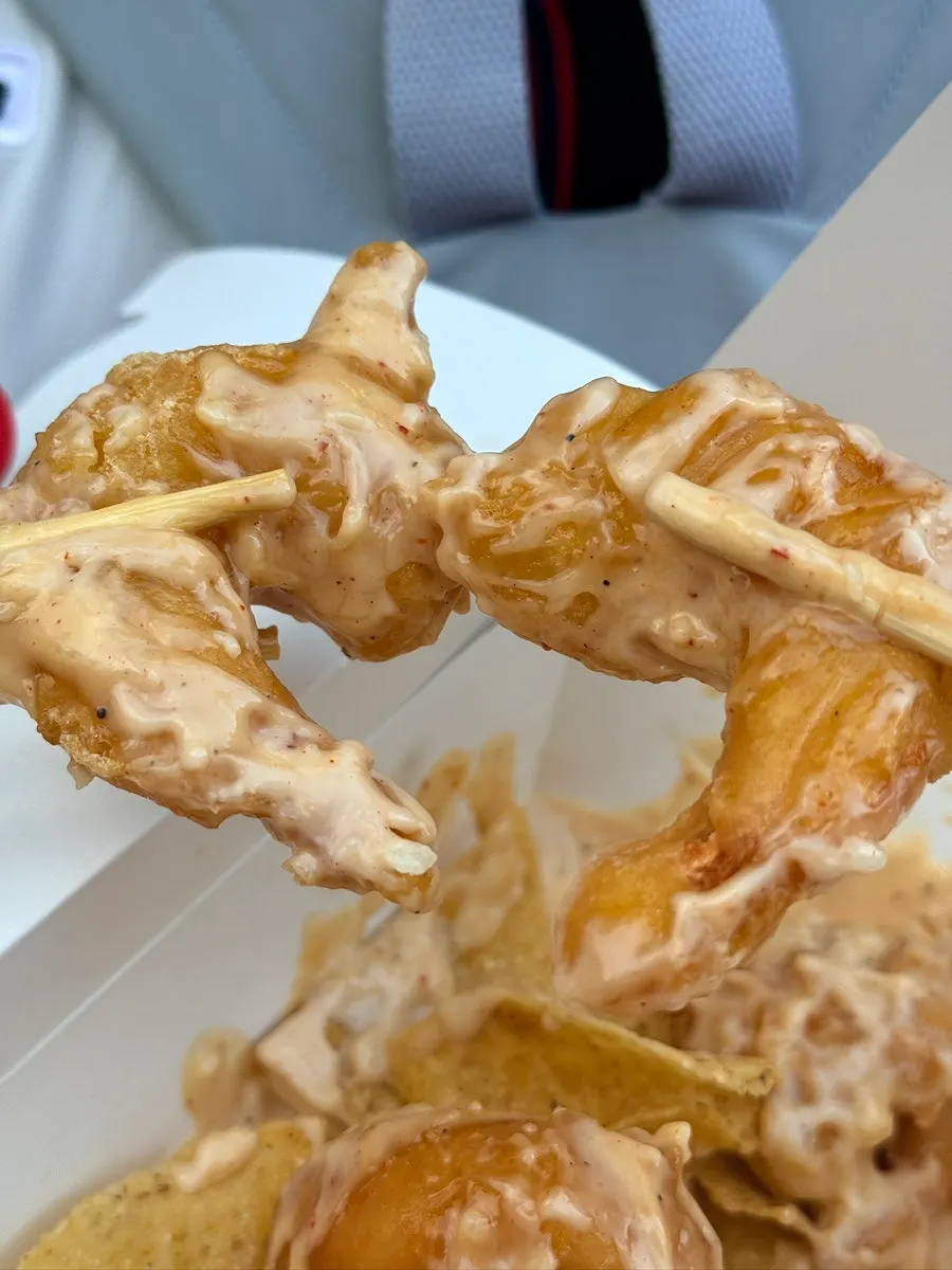 관중석에 놓인 크림새우 포장 용기