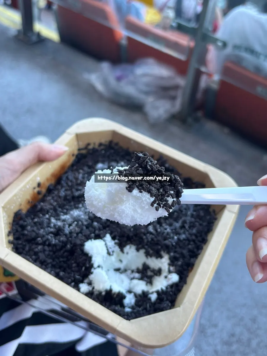 Bingdongdaeng choco Oreo bingsu piled high with Oreo