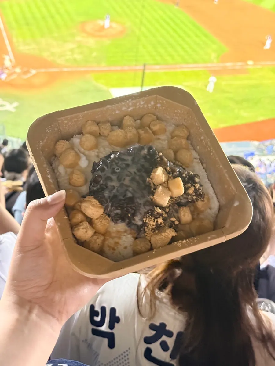 떡과 팥이 올라간 눈꽃팥빙수 토핑