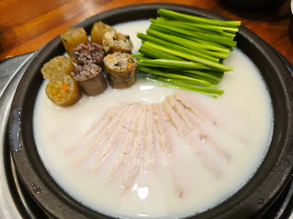 순대국정식에 함께 나온 항정수육과 순대