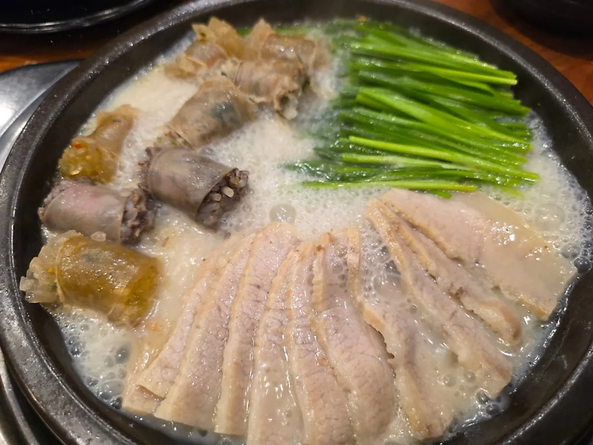 항정수육과 당면순대, 야채순대 접시