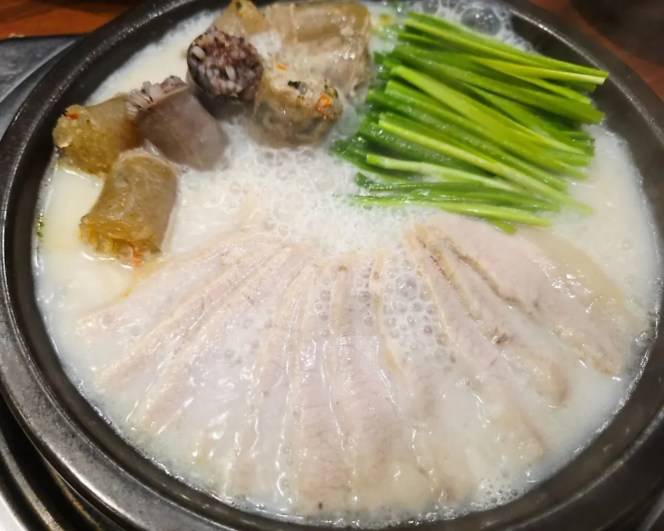 불 위에서 따뜻하게 유지되는 수육 접시