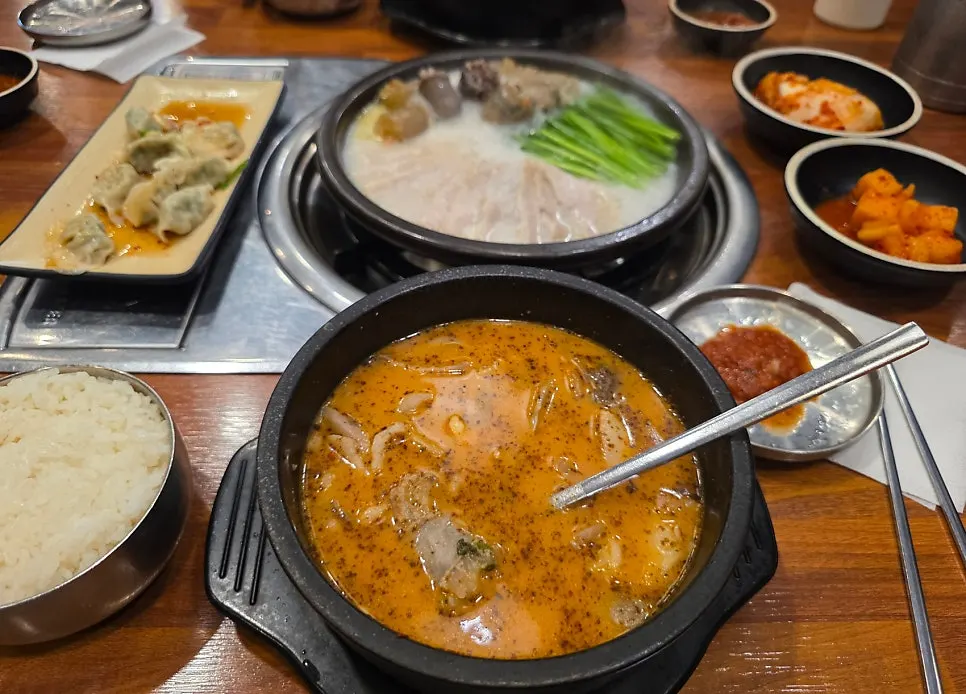 보글보글 끓는 뚝배기 순대국
