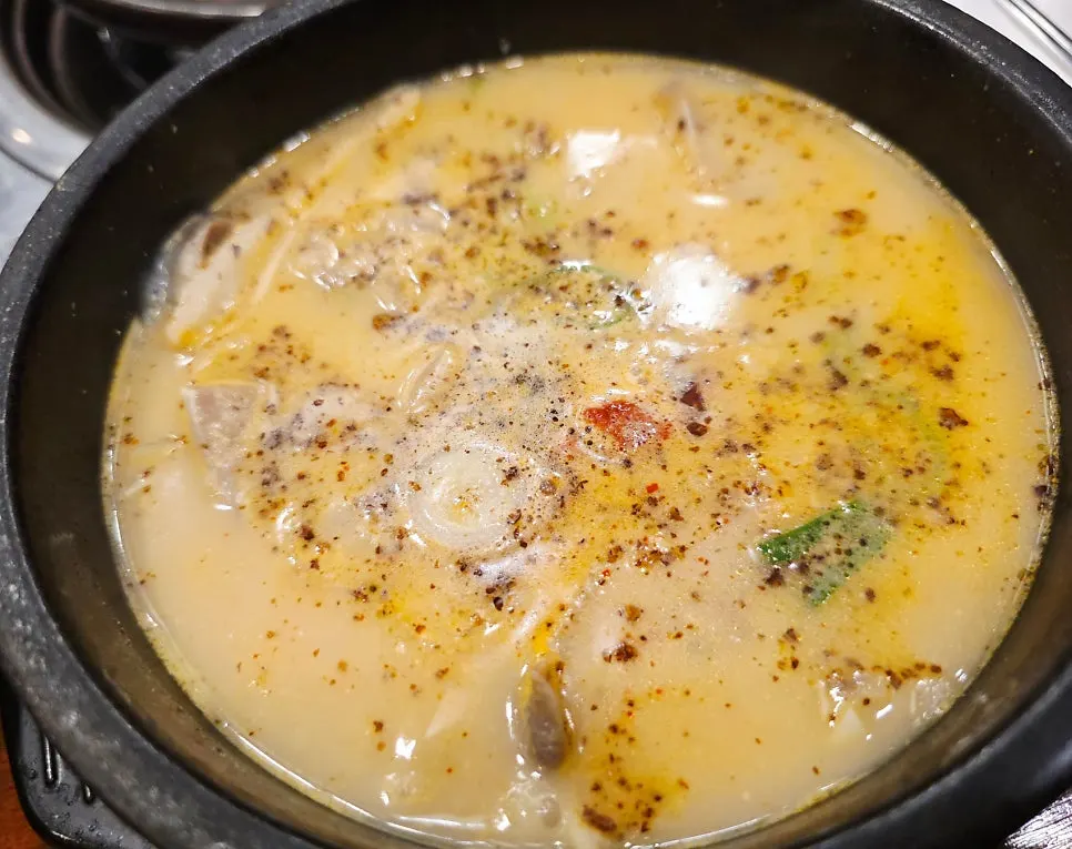 부추를 올린 순대국 국물
