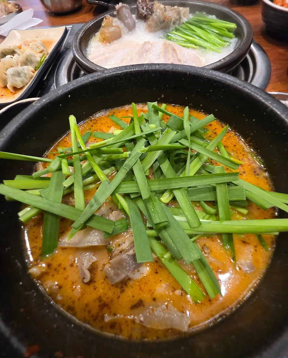 밥을 말아 먹는 순대국 한 그릇