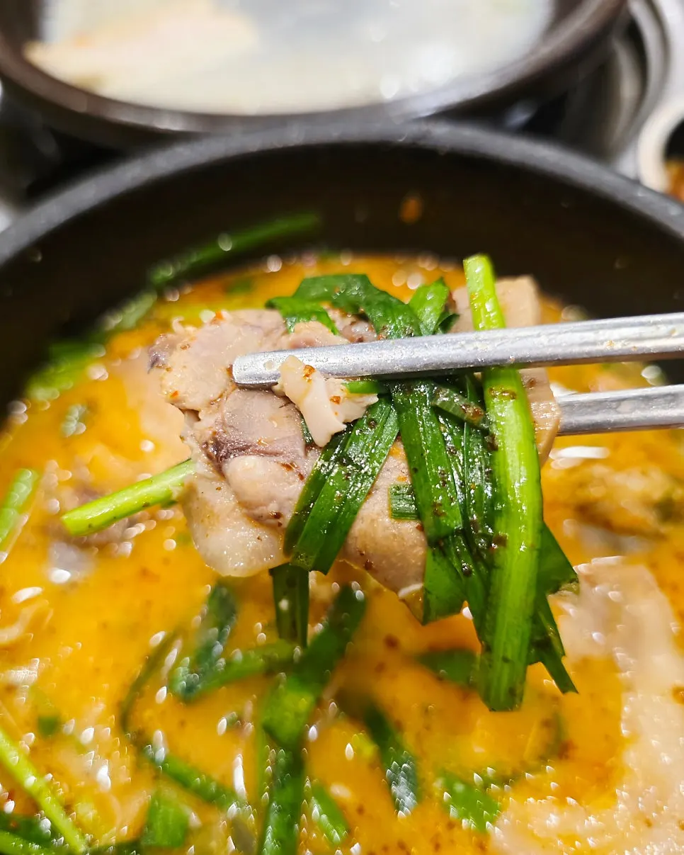 수육 한 점과 순대국 조합