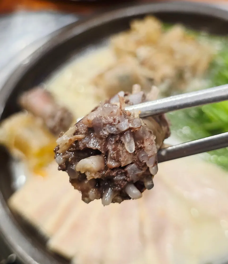 식사를 마친 순대국정식 테이블