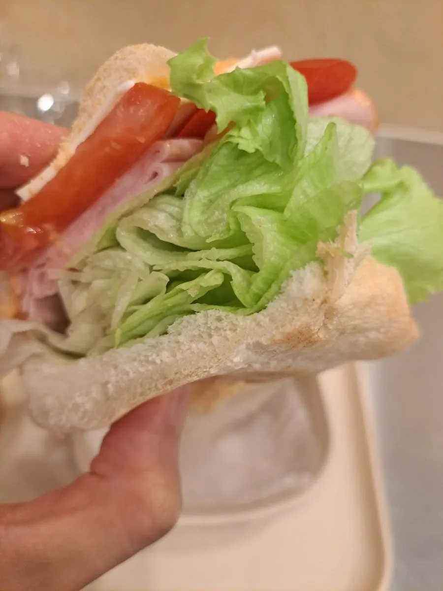 토마토와 양상추, 햄, 치즈가 든 바게트 샌드위치 단면