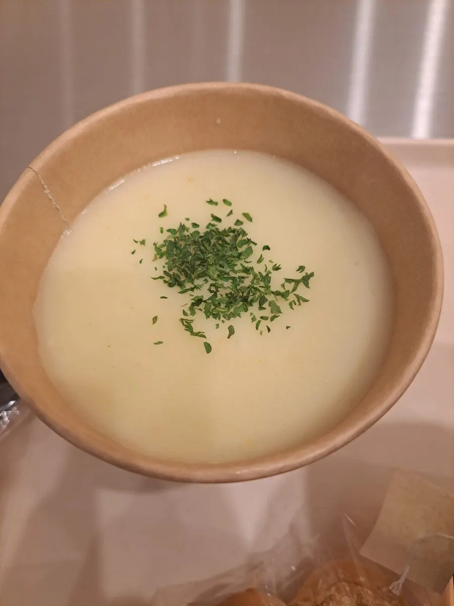 크림스프와 함께 제공된 빵