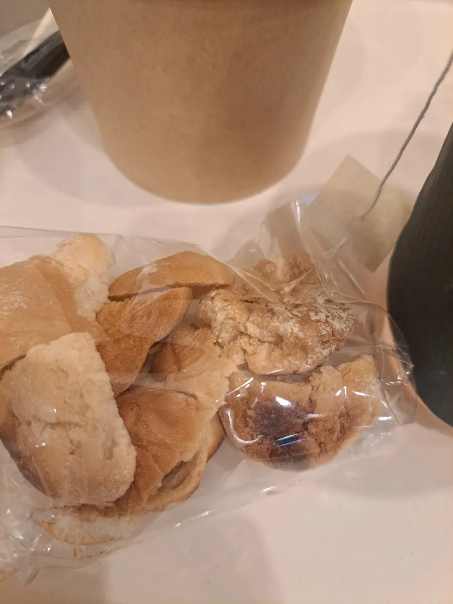 세트로 함께 차려진 샌드위치와 크림스프