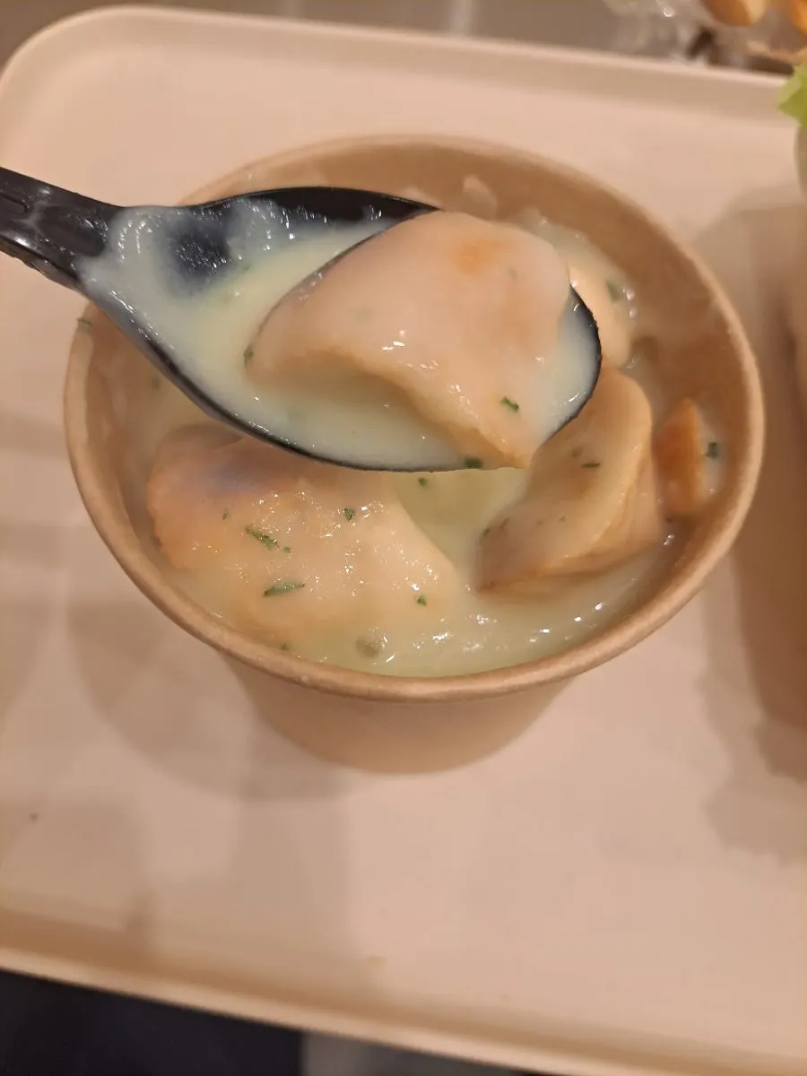 스프에 적신 빵 조각