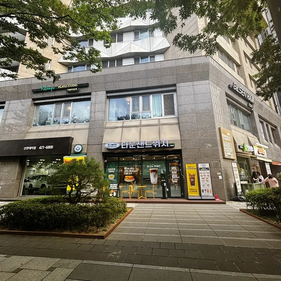 Exterior of Town Sandwich Jamsil Branch on the first floor of Jamsil The Sharp Star Park commercial building