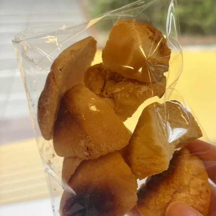 Apple jambon-beurre sandwich held in hand