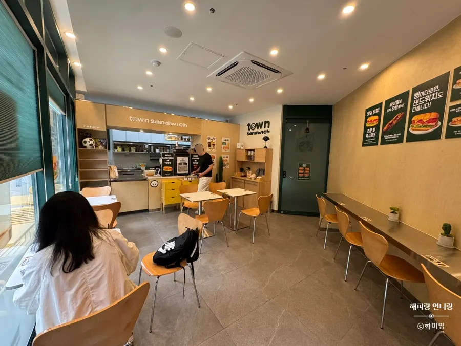 통창 채광이 드는 혼밥용 바 좌석
