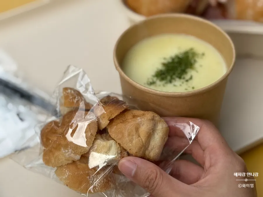 따뜻하게 데워 나온 크림스프 한 그릇