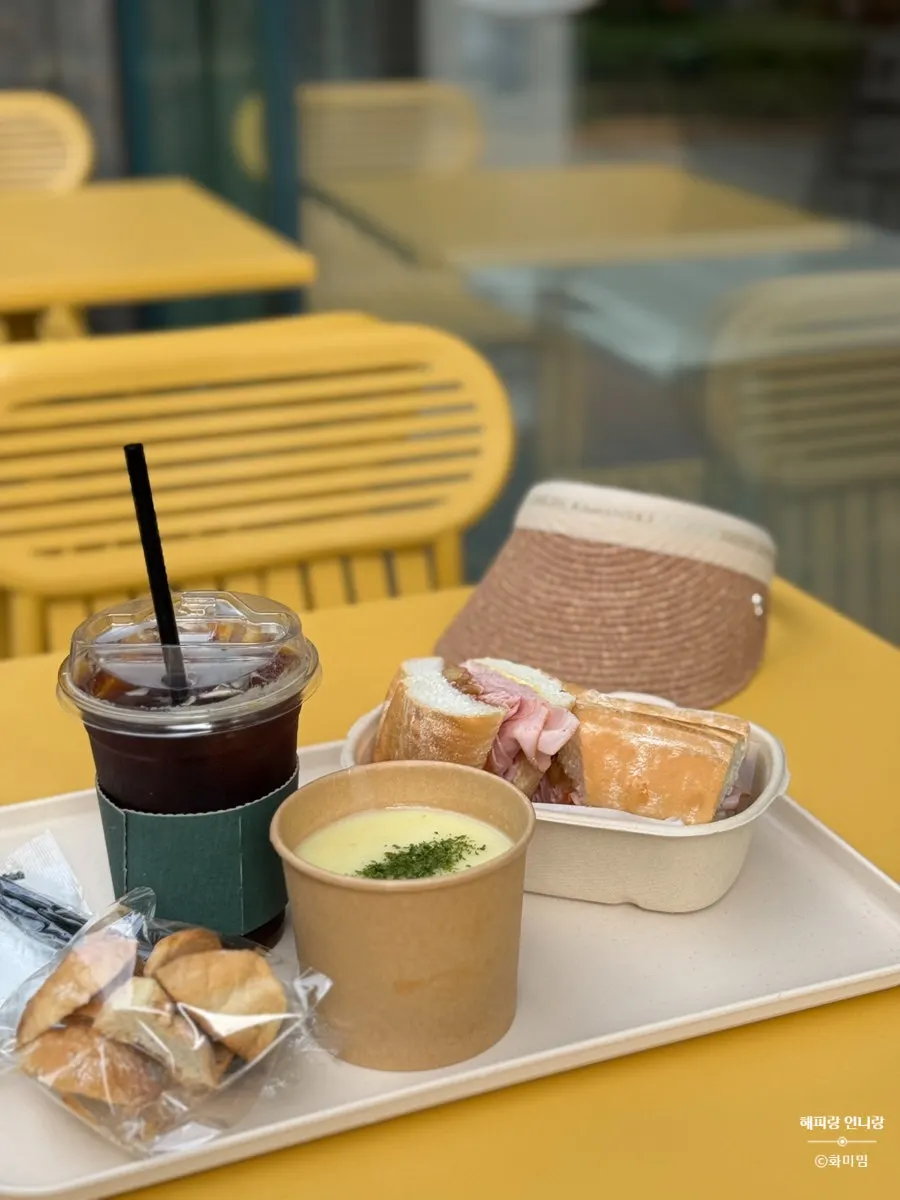 테이크아웃 포장용으로 담긴 바게트 샌드위치