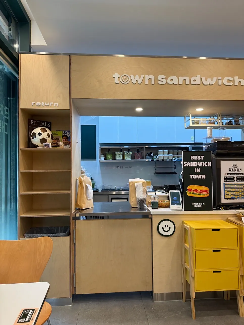 Cozy interior atmosphere of Town Sandwich Jamsil Branch