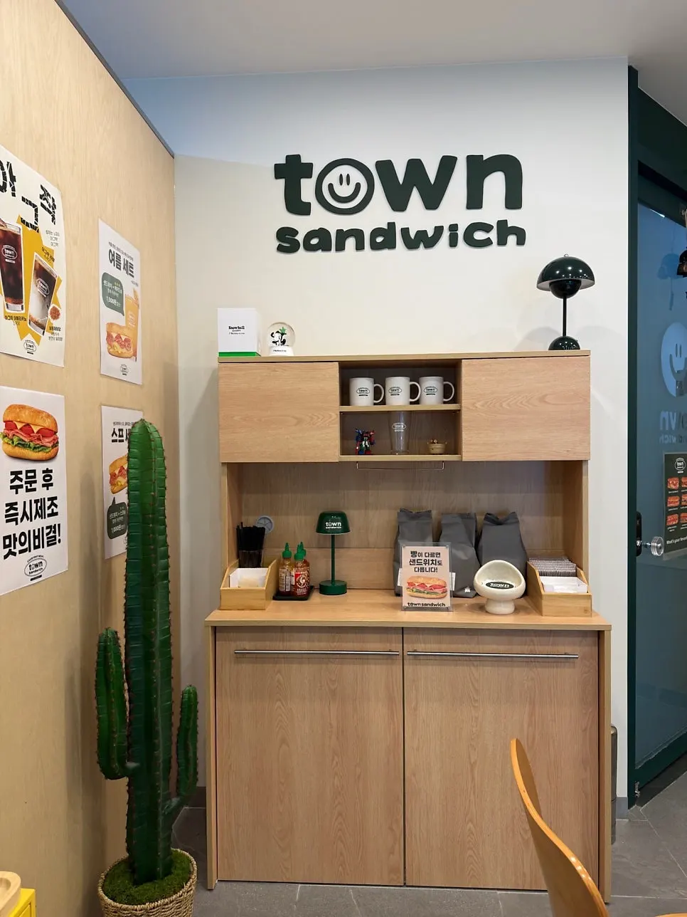 Seating and interior of Town Sandwich Jamsil Branch