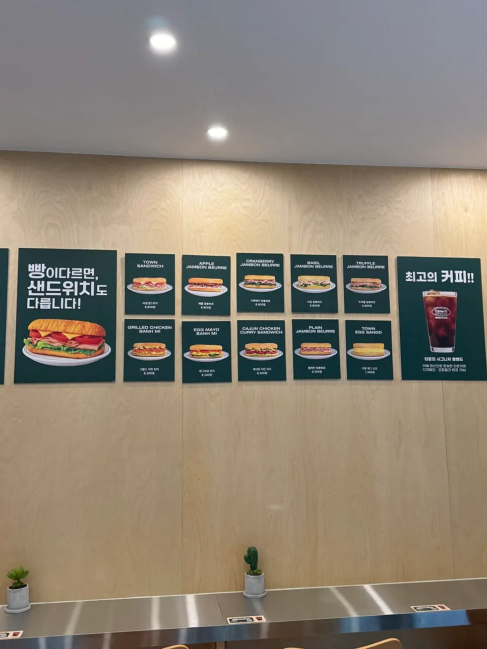 Store interior before ordering at Town Sandwich Jamsil Branch