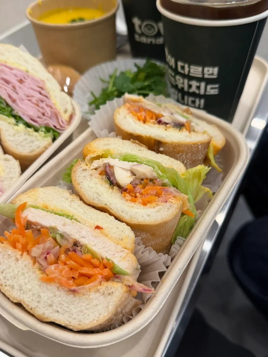 포장 용기에 담긴 샌드위치 플레이팅