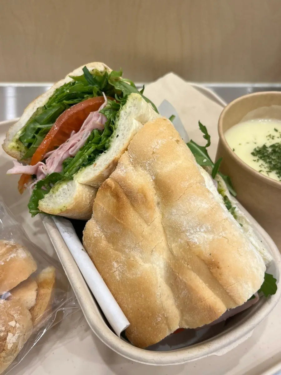 루꼴라와 토마토를 추가한 바질잠봉뵈르 샌드위치
