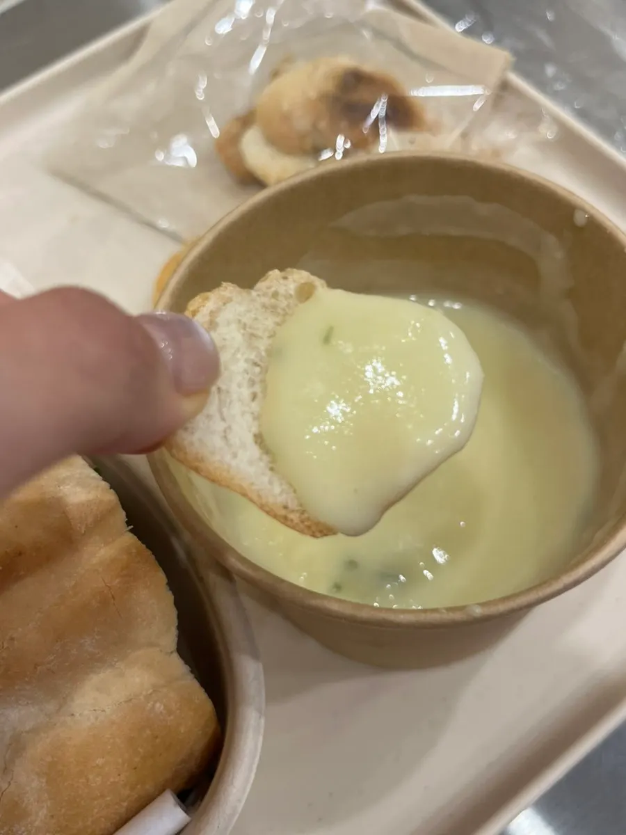 크림스프와 함께 나온 바삭한 빵 조각