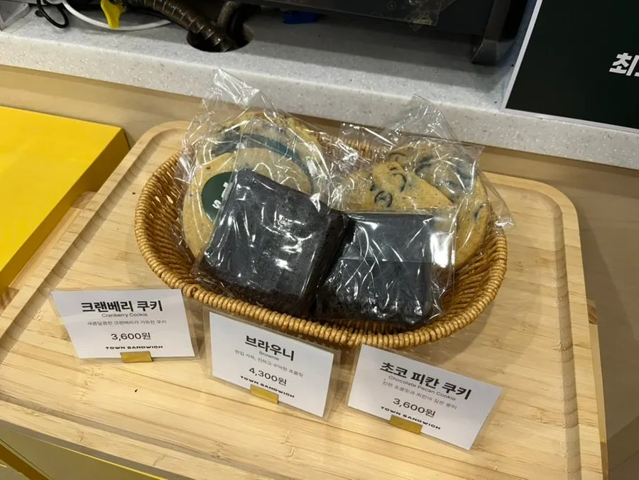 샌드위치와 스프를 함께 즐긴 테이블