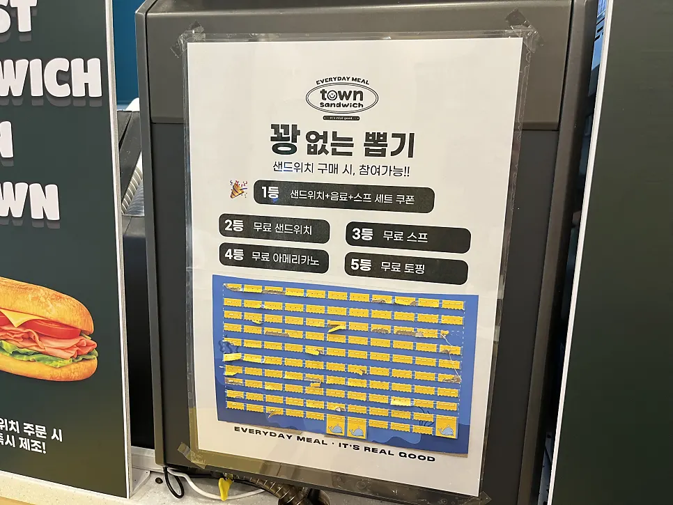 쿠키와 두툼한 브라우니 등 디저트 진열