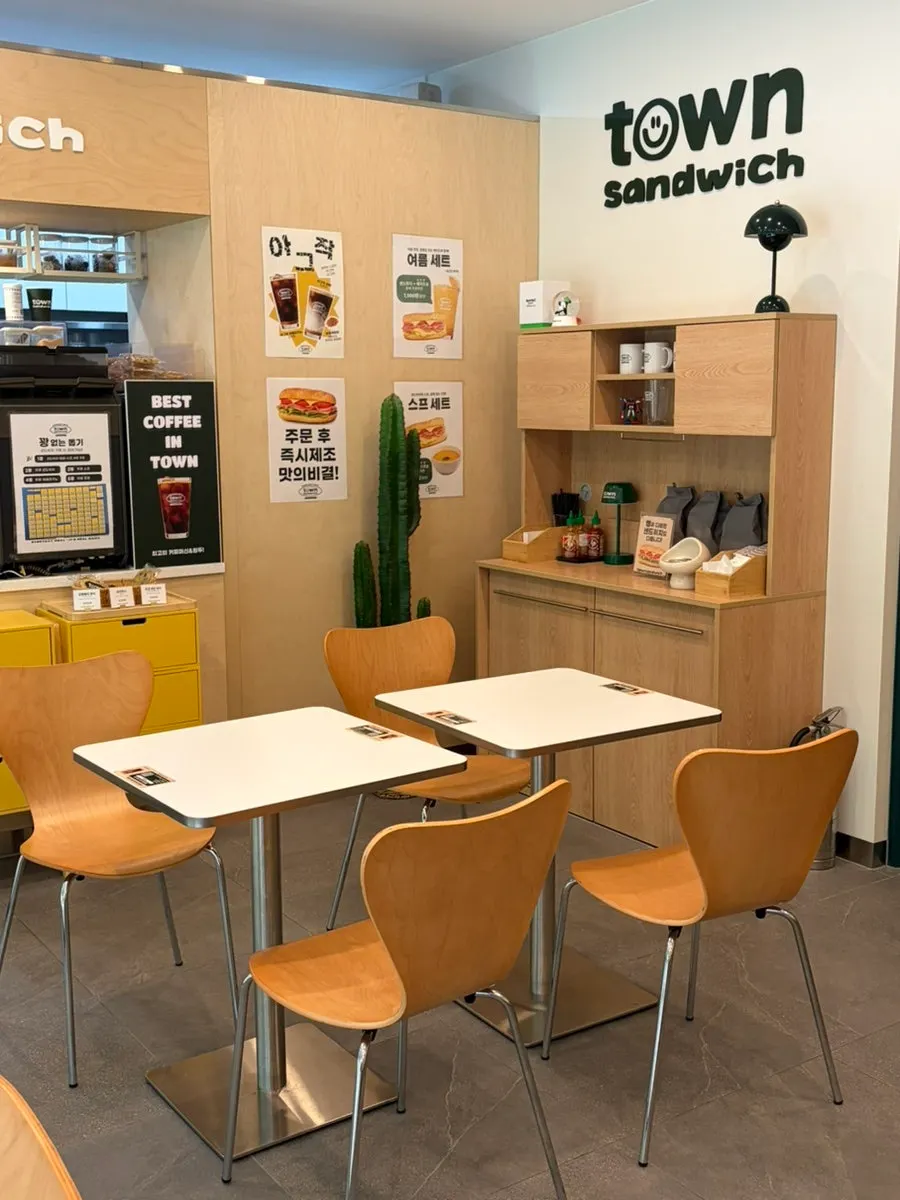 샌드위치를 만드는 오픈 주방