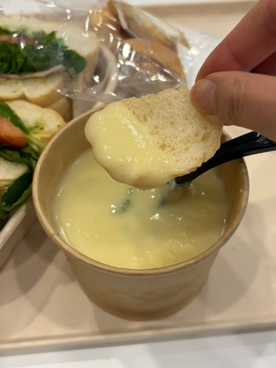 크림스프에 바게트 찍어 먹는 모습