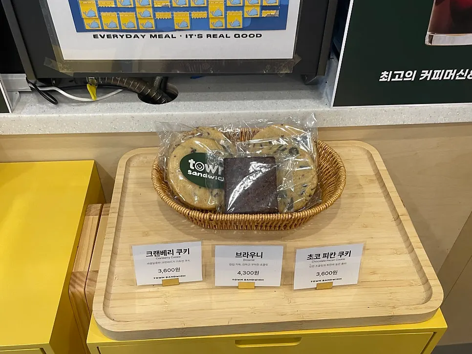 계산대에 진열된 크랜베리 쿠키와 브라우니 디저트