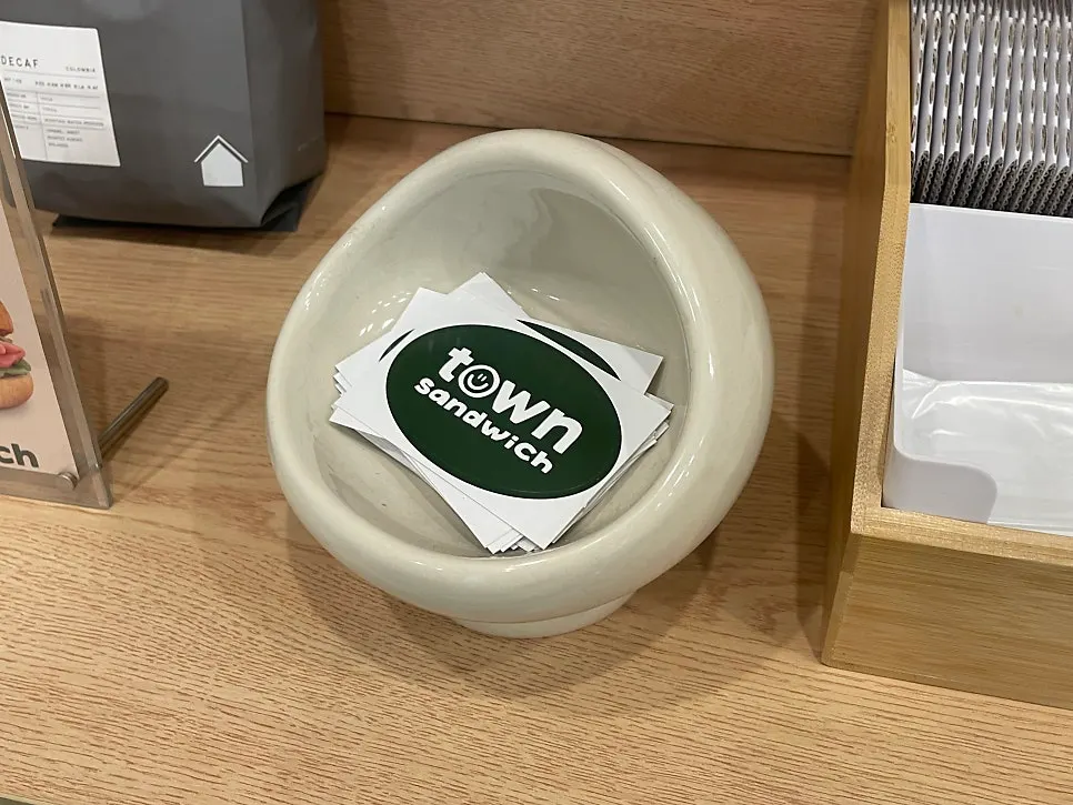 테이블에 놓인 타운샌드위치와 바질잠봉샌드위치