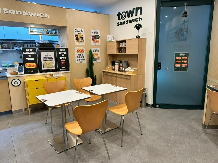 Interior of Town Sandwich Jamsil Branch